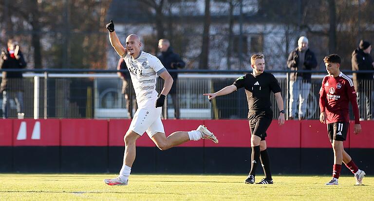 Kickers-Doppeltorschütze Alem Japaur bejubelt seinen ersten Treffer.