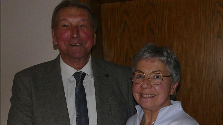 Für den Landkreis gratulierte stellvertretenderr Landrat Robert Finster der ehemaligen Bürgermeisterin Marlene Bauer zum 70. Geburtstag.
