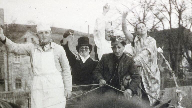 Das erste Prinzenpaar des Steigerwaldes waren 1953 Max und Rosi Müller. Der Metzger links vorne auf dem Wagen ist Leo Römmelt, der Hauptinitiator des ersten Faschingszuges, als Kutscher von Beginn an dabei: Vinzenz Graser.