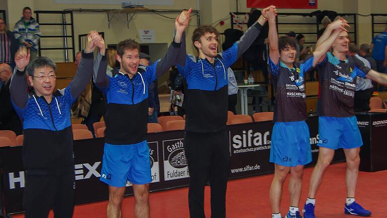 So sehen Sieger aus: Der TSV Bad Königshofen nach seinem 3:2-Sieg in Fulda. Von links: Trainer Koji Itagaki, Bastian Steger, Filip Zeljko, Yukiya Uda und Kilian Ort.