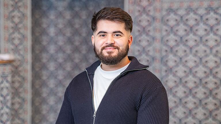 Für Fatih Güllü ist Ramadan eine Zeit, in der er viel an sich selbst arbeitet und eine Art Reset-Knopf. Für Fatih Güllü ist Ramadan eine Zeit, in der er viel an sich selbst arbeitet und eine Art Reset-Knopf.