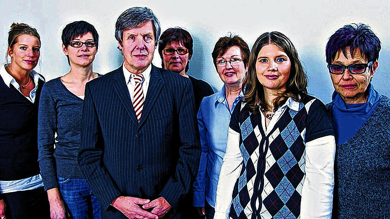 Über viele Jahre ein starkes Team: Dr. Dieter Keßler dankte seiner Büromannschaft mit Melanie Purucker, Jeanette Biernoth, Brigitte Wingenfeld, Mathilde Stöcker, Stefanie Hahn und Maria Schneidhoffer.