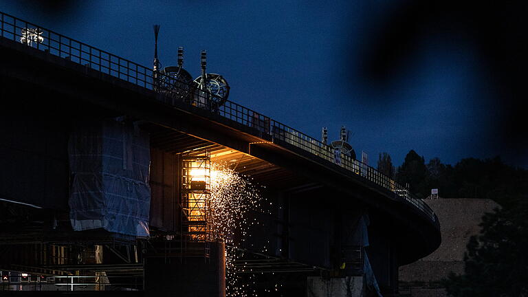 Funken spühten am späten Samstagabend (01.09.18) an der Talbrücke der A3 bei Würzburg-Heidingsfeld. In der Nacht zum Sonntag und am Sonntagvormittag wurde das erste, rund 80 Meter lange und etwa 2000 Tonnen schwere, Teilstück der alten Autobahnbrücke abgelassen.