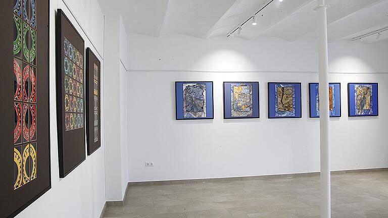 Die Bilder hängen schon, die Besucher können kommen zur Eröffnung des Kunsthandwerkerhofs Stadtlauringen am 22. und 23. September. Die Bilder hängen schon, die Besucher können kommen zur Eröffnung des Kunsthandwerkerhofs Stadtlauringen am 22. und 23. September.