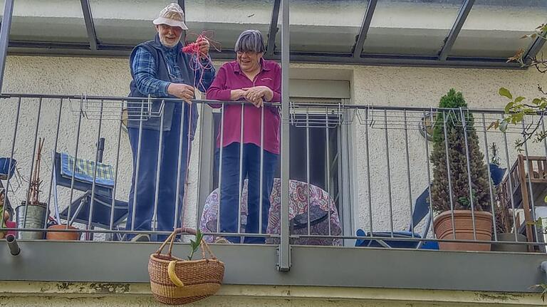 Zu Beginn der Corona-Krise brachten die Kinder und Enkel Winfried Huyer-May und seiner Frau Maria die Einkäufe. Diese wurden mittels eines Korbs in die Wohnung gezogen. Grund genug für den Hobby-Liedermacher, daraus einen Song zu machen.