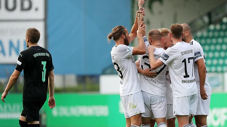 Der Schlusspunkt: Daniel Adlung erzielt das Schweinfurter 4:1, mag aber gegen seine frühere Mannschaft nicht jubeln. Die FC-05-Kollegen 'helfen' ihm dabei.&nbsp;