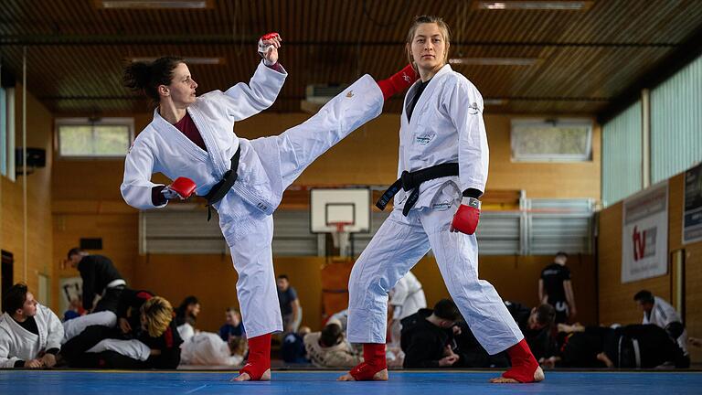 Franziska Freudenberger (rechts) ist Weltmeisterin im Ju-Jutsu. Hier trainiert sie mit Teamkollegin Andrea Pflefka&nbsp;in der Ringerhalle in Unterdürrbach und hält beim Aufwärmen still.