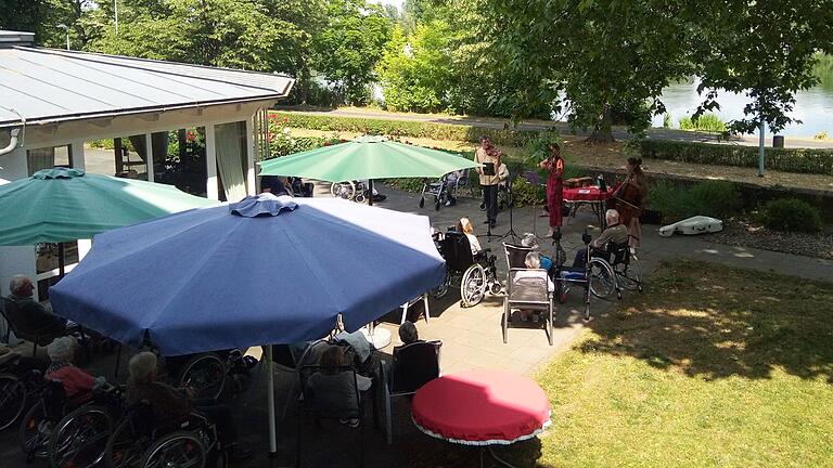 Die Bewohnerinnen und Bewohner im Haus Mainblick genossen einen musikalischen Auftritt im Garten der Einrichtung.