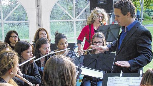 Jung und SBOntan: Das Symphonische Blasorchester Grafenrheinfeld in Aktion beim Fröschlochfest mit Dirigent Christian Lang. Jung und SBOntan: Das Symphonische Blasorchester Grafenrheinfeld in Aktion beim Fröschlochfest mit Dirigent Christian Lang.