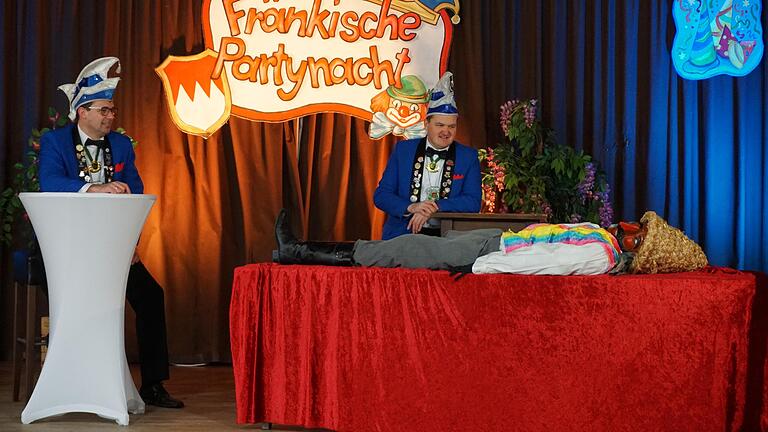 Wa-Ka-Ge-Sitzungspräsident Jochen Gans (links) und sein Stellvertreter Christoph Büttner präsentieren am Faschingssamstag, 13. Februar, die virtuelle 'Fränkische Partynacht' der Wa-Ka-Ge im Internet. Wa-Ka-Ge-Sitzungspräsident Jochen Gans (links) und sein Stellvertreter Christoph Büttner präsentieren am Faschingssamstag, 13. Februar, die virtuelle 'Fränkische Partynacht' der Wa-Ka-Ge im Internet.
