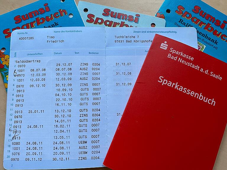 Sparbücher gab es einst in den jeweiligen Banken. Für Kinder waren sie besonderes gestaltet. Heute kann man nur noch bei der Sparkasse auf ein Sparbuch einzahlen. Sparbücher gab es einst in den jeweiligen Banken. Für Kinder waren sie besonderes gestaltet. Heute kann man nur noch bei der Sparkasse auf ein Sparbuch einzahlen.