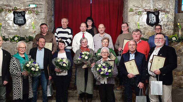 Die Marktgemeinde Frickenhausen nutzte den Neujahrsempfang, um 17 Mitbürger zu ehren (vorne von links): Bürgermeister Günther Hofmann, Charlotte Will, Christa Rahner, Reinhold Mauer, Peter Güttler; mittlere Reihe:&nbsp; Armin Bund, Inge Michel, Gotlind Bund, Petra Rüttinger, Oskar Hufnagel, Zweiter Bürgermeister Matthias Ganz; hintere Reihe: Thomas Schmucker, Armin Buchmann, Martin Förster, Marion Endres, Rainer Weber, Helmut Hofmann. Es fehlen Selin Kuruoglu und Thomas Dehler.