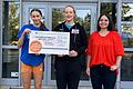 Erfolgreiche Crowdfunding-Aktion (von links): Mia Wiegand (U16-Spielerin), Janet Fowler-Michel (Trainerin der&nbsp; Frauen-Basketballmannschaft der TG Würzburg) bei der Scheckübergabe mit Nadine Grund (VR-Bank).