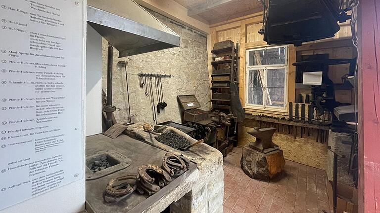Die Schmiede ist in einen neu geschaffenen Raum im Museumshof umgezogen. Die Schmiede ist in einen neu geschaffenen Raum im Museumshof umgezogen.