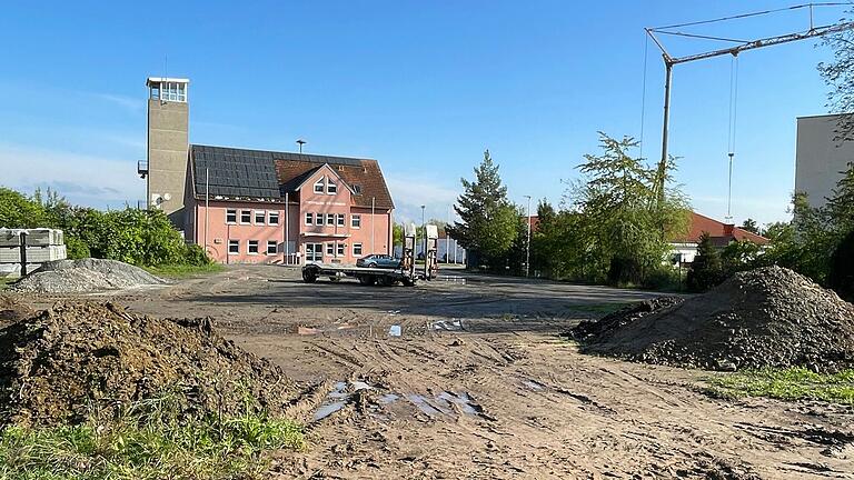 Auf dem freien Grundstück in der Andreas-Hipppler-Straße, gegenüber dem Feuerwehrhaus, möchte ein Bauunternehmer ein Mehrfamilienhaus errichten. Der Stadtrat hat dafür den zum dritten Mal geänderten Bebauungsplan 'An der Bahnlinie' genehmigt. Auf dem freien Grundstück in der Andreas-Hipppler-Straße, gegenüber dem Feuerwehrhaus, möchte ein Bauunternehmer ein Mehrfamilienhaus errichten. Der Stadtrat hat dafür den zum dritten Mal geänderten Bebauungsplan 'An der Bahnlinie' genehmigt.