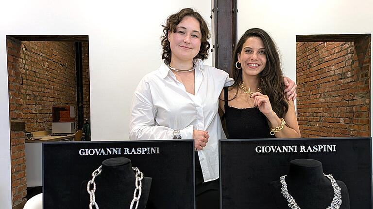 Goldschmiedin Mika Meinck (links) und Deutschland-Vertreterin Vanesa Roselli präsentieren Silber- und vergoldete Schmuckstücke des italienischen Designers Giovanni.       -  Goldschmiedin Mika Meinck (links) und Deutschland-Vertreterin Vanesa Roselli präsentieren Silber- und vergoldete Schmuckstücke des italienischen Designers Giovanni.