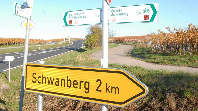 Die Kreisstraße 56, die auf das Plateau des Schwanbergs führt, wird saniert. Die Arbeiten beginnen an der Panoramaschaukel und gehen talwärts.