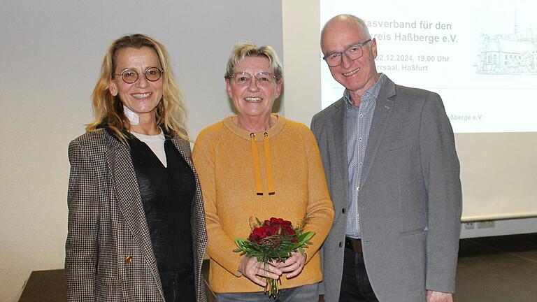 Vorstandsvorsitzende Anke Schäflein (links) und Caritasratsvorsitzender Johannes Simon (rechts) bedanken sich bei Sabine Paeth, der Leiterin der Caritas-Sozialstation Haßberge für mehr als 22 Jahre im Dienst des Caritasverbandes für den Landkreis Haßberge e. V. Vorstandsvorsitzende Anke Schäflein (links) und Caritasratsvorsitzender Johannes Simon (rechts) bedanken sich bei Sabine Paeth, der Leiterin der Caritas-Sozialstation Haßberge für mehr als 22 Jahre im Dienst des Caritasverbandes für den Landkreis Haßberge e. V. 