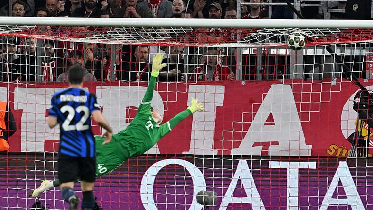 Bayern München - Inter Mailand       -  Im Hinspiel flog Bayern-Torwart Jonas Urbig beim 0:1 vergeblich dem Schuss von Inter-Kapitän Lautaro Martinez hinterher.