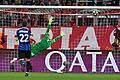 Bayern München - Inter Mailand       -  Im Hinspiel flog Bayern-Torwart Jonas Urbig beim 0:1 vergeblich dem Schuss von Inter-Kapitän Lautaro Martinez hinterher.