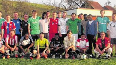 Gemeinsam spielen die Flüchtlinge Fußball beim Sportverein Friesenhausen. Gemeinsam spielen die Flüchtlinge Fußball beim Sportverein Friesenhausen.