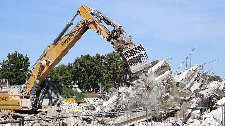 Es staubt kräftig bei den Abrissarbeiten der früheren Panzerhallen und Gebäude in der Ledward Kaserne, die gerade vorgenommen werden. Es staubt kräftig bei den Abrissarbeiten der früheren Panzerhallen und Gebäude in der Ledward Kaserne, die gerade vorgenommen werden.