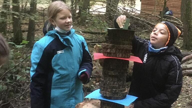 Aus Baumscheiben und Moos bauten die Fünftklässler der Mittelschule Zeil/Sand in ihrem Grünen Klassenzimmer ein Wirbelsäulenmodell mit Bandscheiben.