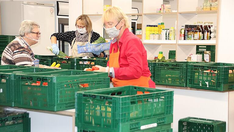 Vor der Lebensmittelausgabe haben die Helferinnen der Kitzinger Tafel eine Menge zu tun. Vor der Lebensmittelausgabe haben die Helferinnen der Kitzinger Tafel eine Menge zu tun.