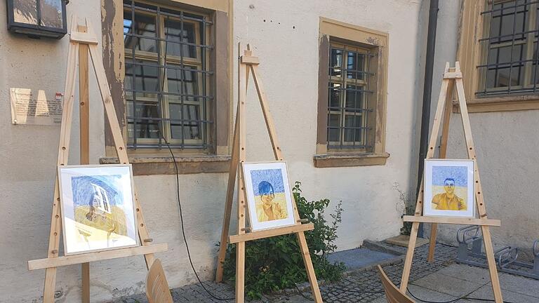 Zehn Bilder umfasst die Ausstellung 'Gesichter der Ukraine' von Antonia Oberst, die sie unter dem Eindruck ihrer freiwilligen Arbeit in der Gerolzhöfer Flüchtlingsunterkunft, angefertigt hat. Zehn Bilder umfasst die Ausstellung 'Gesichter der Ukraine' von Antonia Oberst, die sie unter dem Eindruck ihrer freiwilligen Arbeit in der Gerolzhöfer Flüchtlingsunterkunft, angefertigt hat.