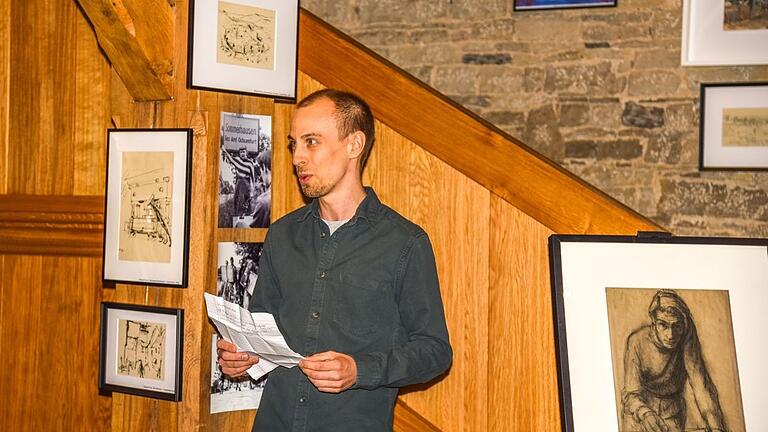 Pascal Hauser, Enkel von Nikolaus Plump, bei der Eröffnung der Ausstellung mit Werken seines Großvaters, der nach dem Zweiten Weltkrieg eine Zeitlang in Sommerhausen lebte.