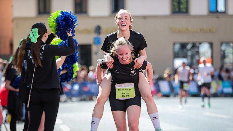 Rund 5000 Läuferinnen und Läufer nehmen am Sonntag 26.05.24 am WVV Marathon in Würzburg teil.