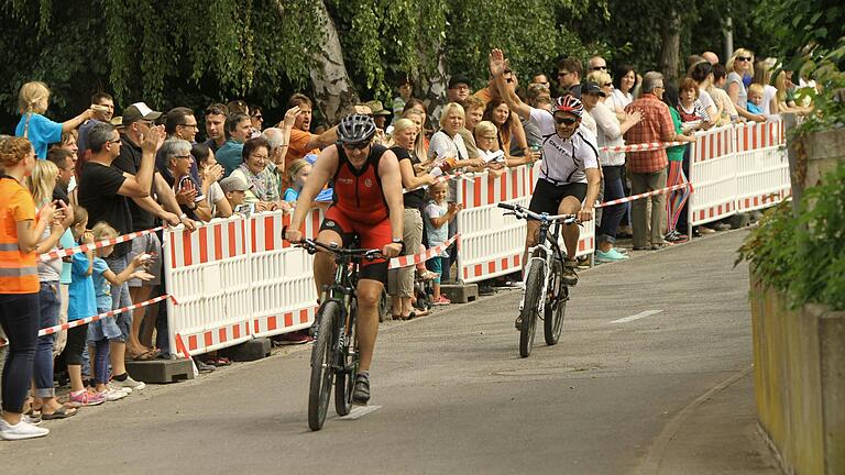Die Sportler wie hier die Radfahrer genießen in Eltmann vor allem den Spirit der Zuschauer an der Strecke.