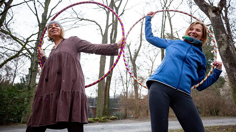 Seitliches Dehnen mit Hula-Hoop-Reifen. Seitliches Dehnen mit Hula-Hoop-Reifen. 