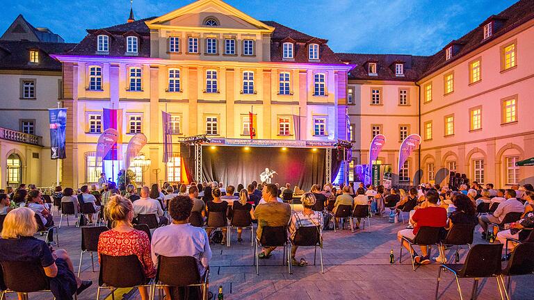 Straßenmusik vor schöner Kulisse: Auch in diesem Jahr soll es das Straßenmusikfestival in Würzburg geben, allerdings corona-angepasst als Pflastertöne im Rathausinnenhof.&nbsp;