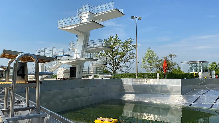 Das Schwimmerbecken wird momentan noch gereinigt, bevor es anschließend befüllt werden kann.