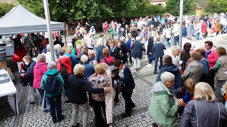 Blick auf die Frauen, die zur Diözesanwallfahrt nach Münsterschwarzach gekommen waren, bei der Mittagspause.