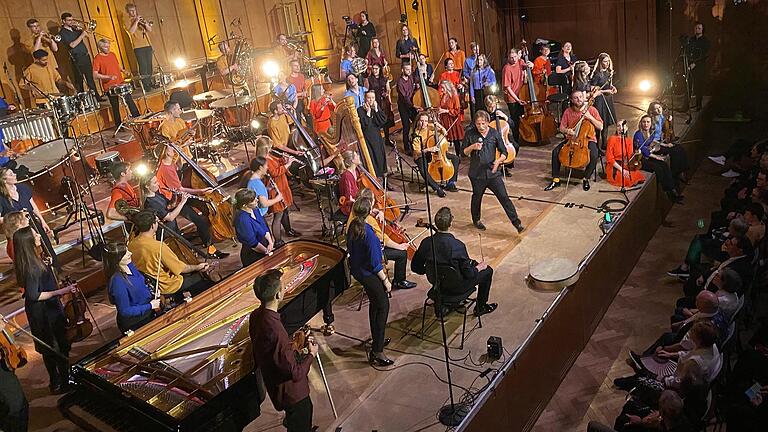 Kristjan Järvi (mit Mikrofon) und sein Baltic Sea Philharmonic bringen den Regentenbau  zum Tanzen.       -  Kristjan Järvi (mit Mikrofon) und sein Baltic Sea Philharmonic bringen den Regentenbau  zum Tanzen.