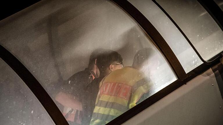Polizeibeamte begleiten am 31.07.2019 einen Afghanen auf dem Flughafen Leipzig-Halle in ein Charterflugzeug. Foto: Michael Kappeler/dpa       -  Polizeibeamte begleiten einen abgelehnten Asylbewerber, der abgeschoben wird, in ein Charterflugzeug.