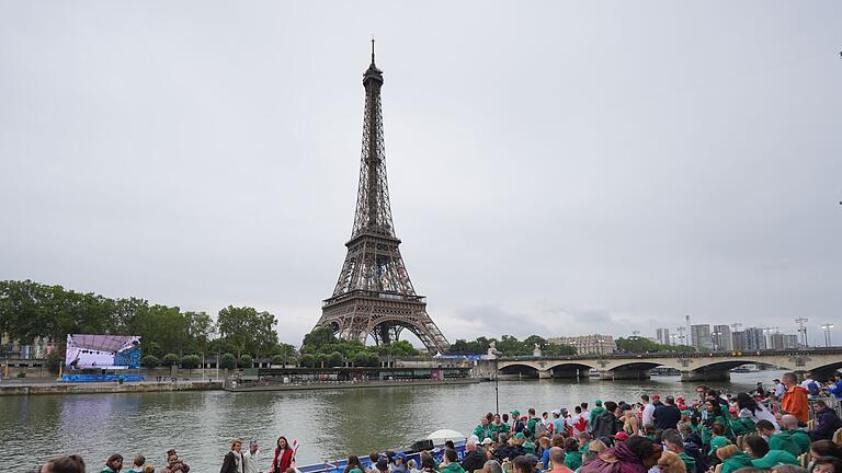 Paris 2024 - Eröffnungsfeier - Die Sportler fuhren bei der Eröffnungsfeier in Booten auf einer Länge von sechs Kilometern über die Seine. Paris 2024 - Eröffnungsfeier - Die Sportler fuhren bei der Eröffnungsfeier in Booten auf einer Länge von sechs Kilometern über die Seine.