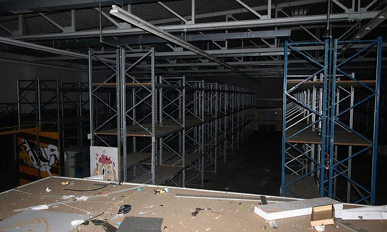 Bis unter die Decke reichten die Hochregale im zentralen Teil der Halle. Über eine Treppe erreichte man die Büros im ersten Geschoss.&nbsp;&nbsp;