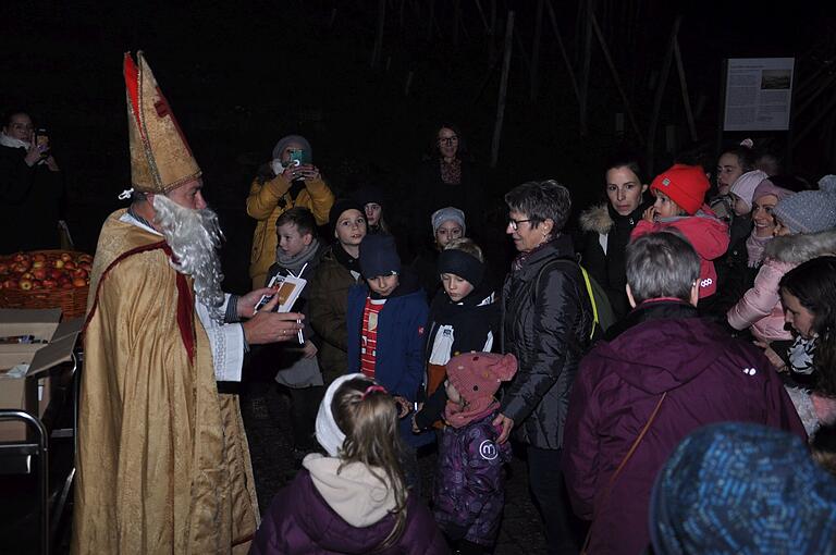 Der Nikolaus verbreitet weihnachtliche Stimmung am Adventsmarkt in Grünsfeld. Der Nikolaus verbreitet weihnachtliche Stimmung am Adventsmarkt in Grünsfeld.