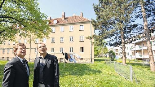 Schöne Aussichten. Stadtbau-Aufsichtsratsvorsitzender OB Georg Rosenthal (links) und Geschäftsführer Hans Sartoris versprechen beim Neubauprojekt Brunostraße attraktive wie bezahlbare Wohnungen. Die 58 Jahre alten Häuser sollen Ende des Jahres abgerissen werden. Schöne Aussichten. Stadtbau-Aufsichtsratsvorsitzender OB Georg Rosenthal (links) und Geschäftsführer Hans Sartoris versprechen beim Neubauprojekt Brunostraße attraktive wie bezahlbare Wohnungen. Die 58 Jahre alten Häuser sollen Ende des Jahres abgerissen werden.