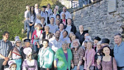 Geselligkeit ist Trumpf: die Teilnehmer der Hafenlohrer Delegation mit ihren französischen Gastgebern in Pont d'Ouilly.