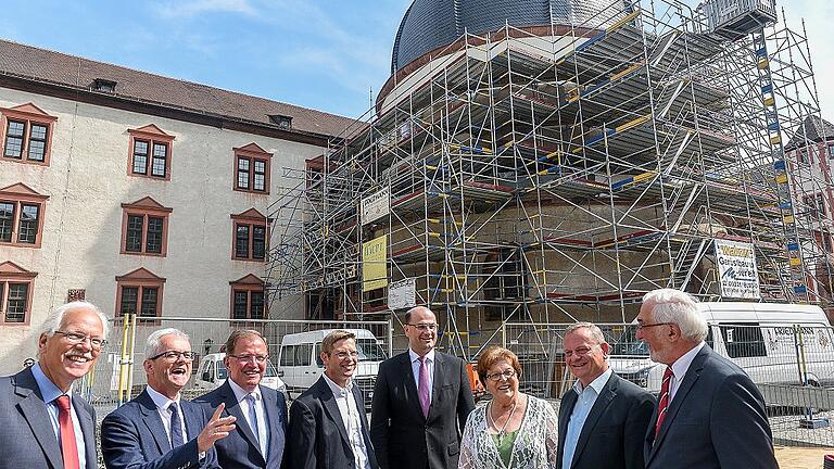 Sanierung auf der Festung: Heimatminister Albert Füracker (Mitte) und Landtagspräsidentin Barbara Stamm informieren sich vor Ort. Bei der Besichtigung dabei: (von links) Joachim Fuchs, staatliches Bauamt, Bernd Schreiber, Schlösserverwaltung, Erwin Dotzel, Bezirk, Oliver Jörg, Manfred Ländner, beide Landtag und Paul Beinhofer, Regierung
