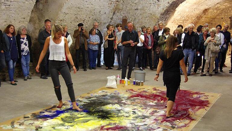 Während der Vernissage von  Walter Grafs Ausstellung  entstand in einer  Performance  ein fünf mal fünf Meter großes Tanzbild. Foto: Klaus Werner       -  Während der Vernissage von  Walter Grafs Ausstellung  entstand in einer  Performance  ein fünf mal fünf Meter großes Tanzbild. Foto: Klaus Werner