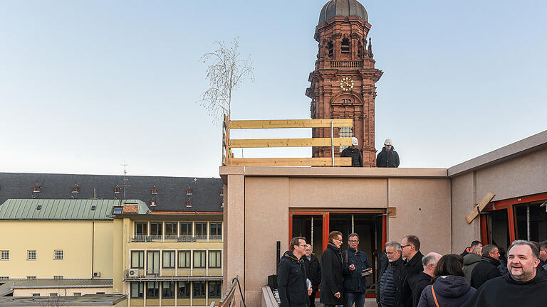 Richtfest für den Erweiterungsbau des Hotels Rebstock auf dem Gelände des Franziskanerklosters an der Neubaustraße.&nbsp;