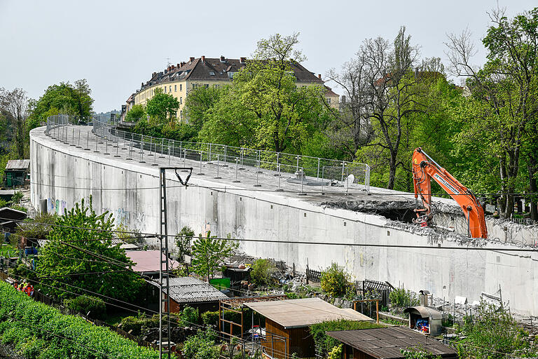 Nicht mehr lange da: die Rampe Johann-Sperl-Straße zwischen Friedhofsmauer und den Schrebergärten an der Bahntrasse. Nicht mehr lange da: die Rampe Johann-Sperl-Straße zwischen Friedhofsmauer und den Schrebergärten an der Bahntrasse. 