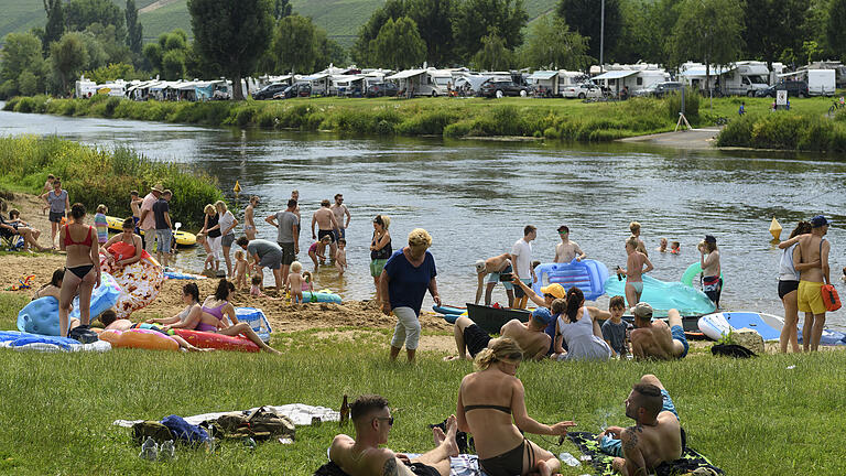 Zahlreiche Menschen suchen Erfrischung am Badestrand in Nordheim.&nbsp;