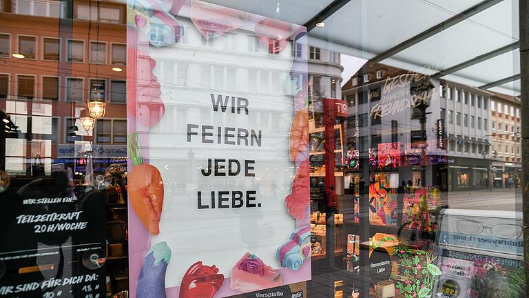 Ein Geschäft in der Würzburger Innenstadt setzt auf Diversität und Vielfalt am Valentinstag. Ein Geschäft in der Würzburger Innenstadt setzt auf Diversität und Vielfalt am Valentinstag.