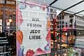 Ein Geschäft in der Würzburger Innenstadt setzt auf Diversität und Vielfalt am Valentinstag.
